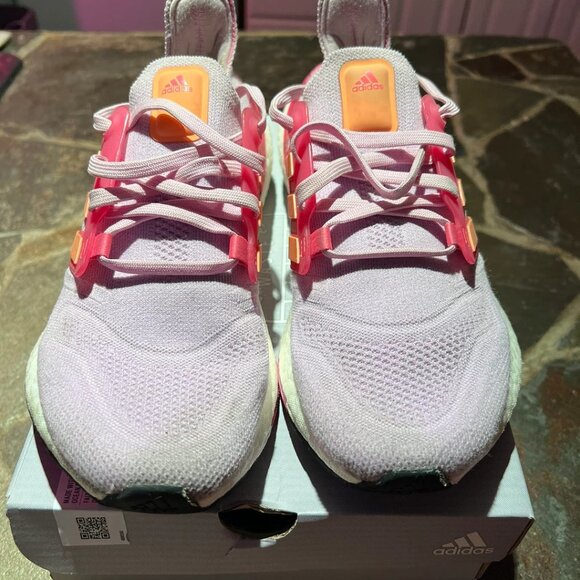 Adidas Ultraboost 22 (Women’s 8)(LNIB) - Picture 2 of 7
